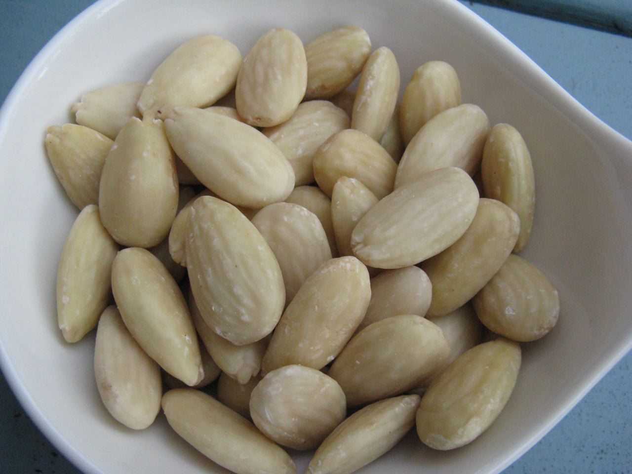Blanched almond format